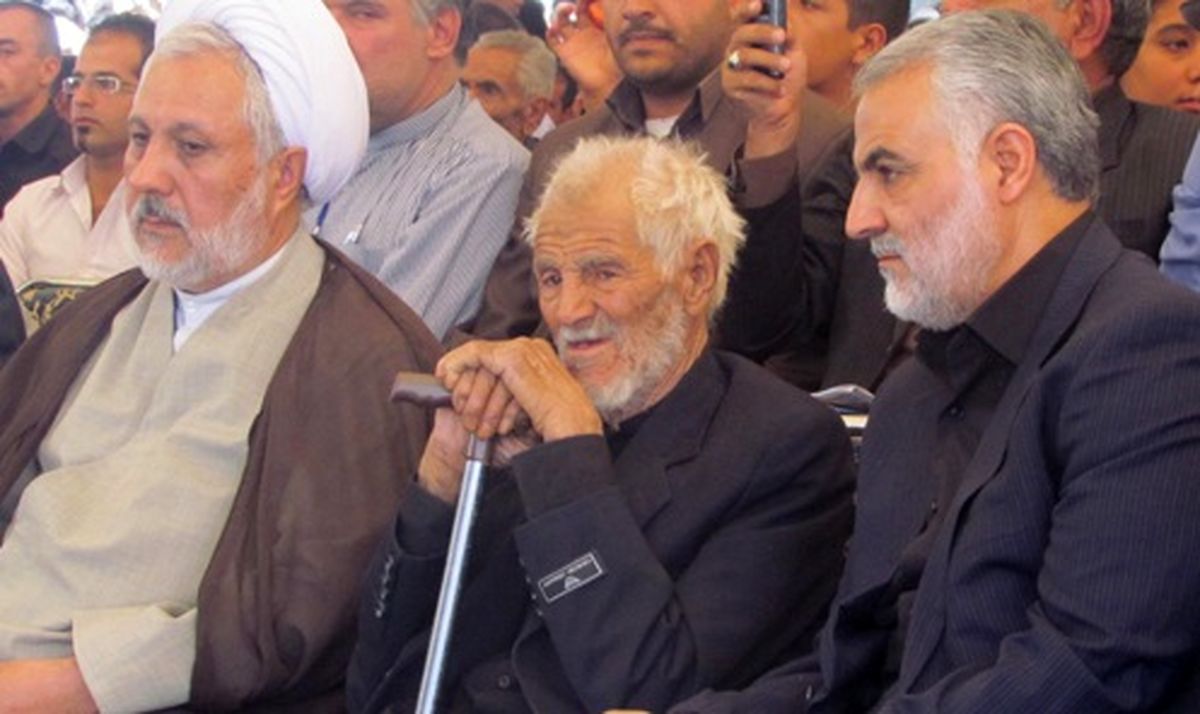 حاج قاسم سلیمانی در کنار پدرش/عکس