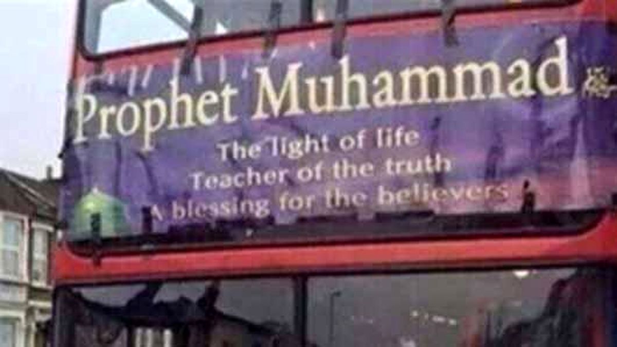 بنر پیامبر رحمت بر اتوبوس‎های لندن/عکس