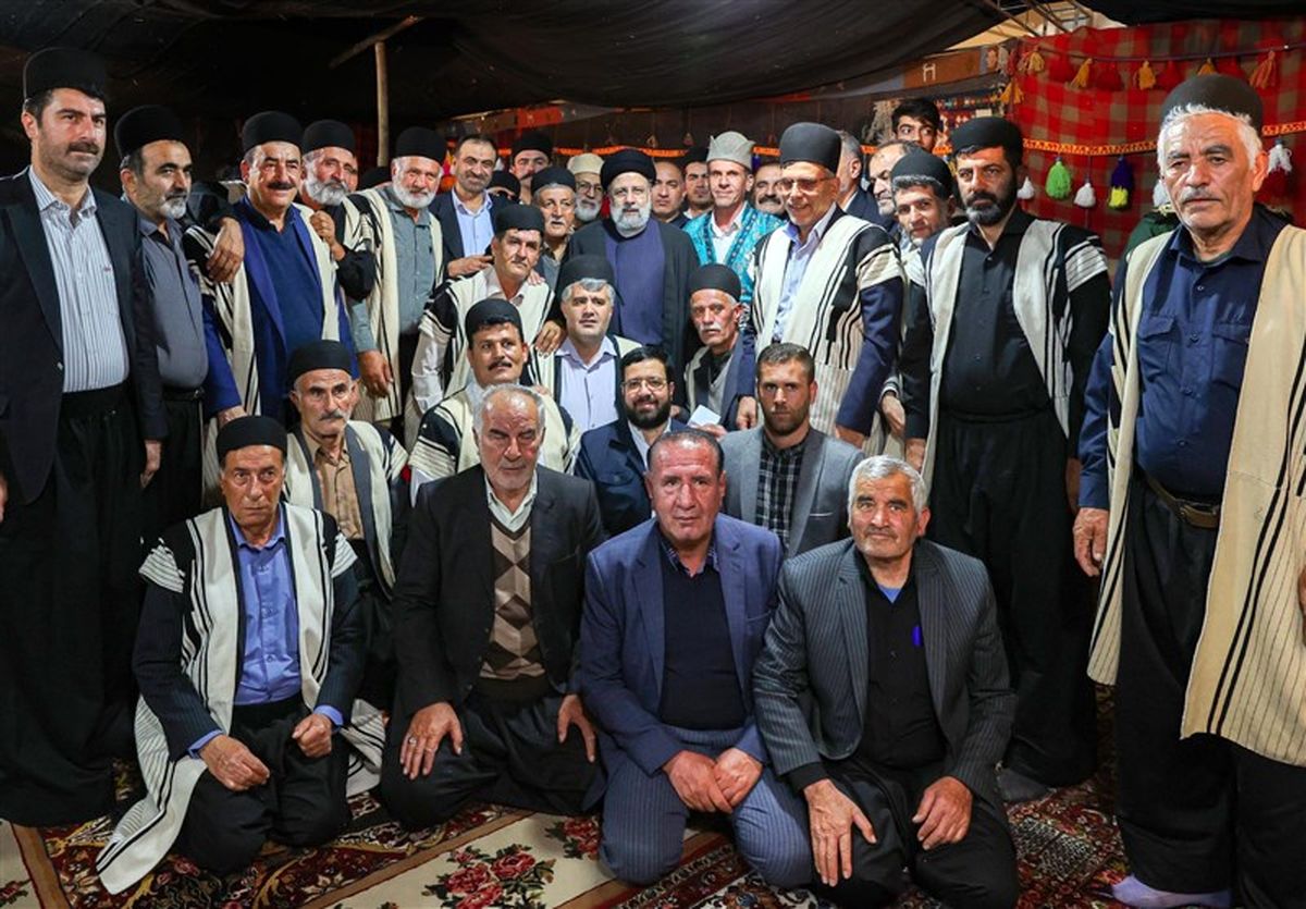 عکس یادگاری رئیسی با سران عشایر چهارمحال و بختیاری