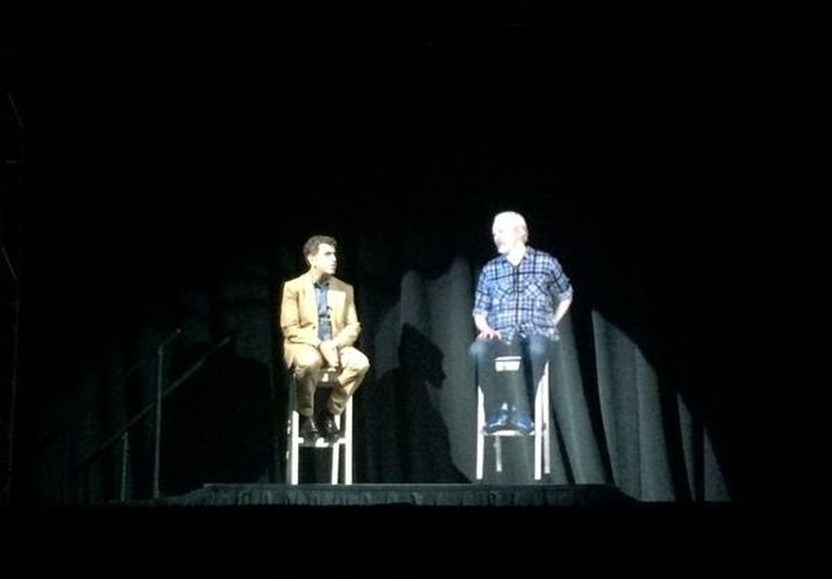 حضور سه بعدی آسانژ در آمریکا! /عکس