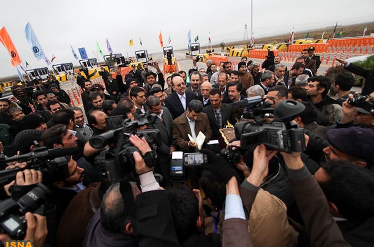 عکس/ استخاره احمدی نژاد در مشهد